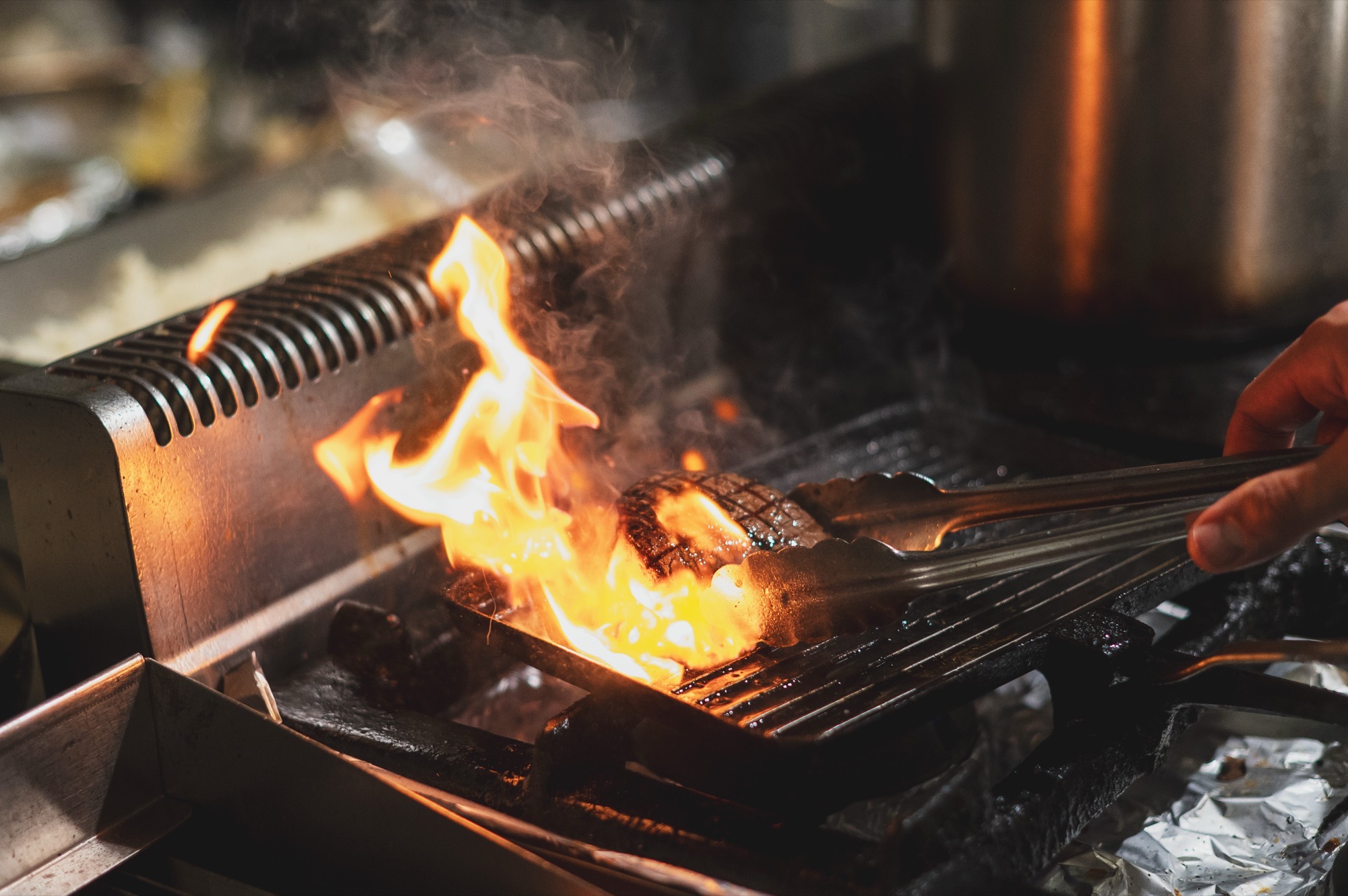 Chamas sobre a grelha na cozinha